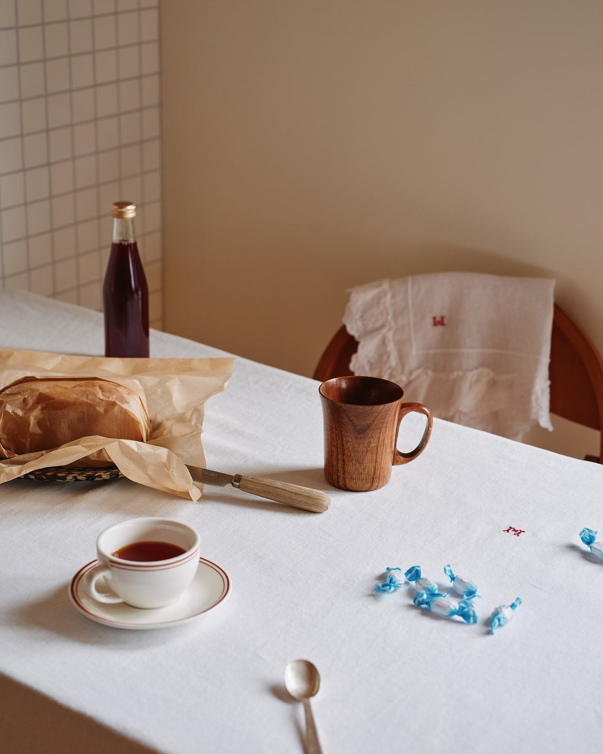 Merci - Nappe en lin brodé - 02 Œillet - 2